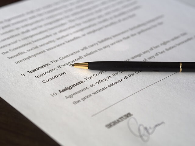 podpis na umowie pożyczki